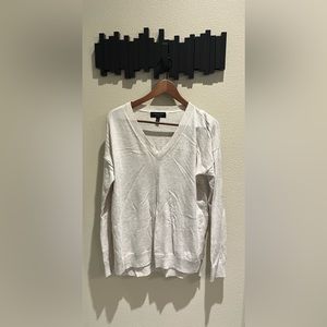 Banana Republic size M oatmeal long sleeve V-neck lightweight sweater